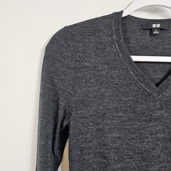Uniqlo Wool V Neck Sweater in Charcoal - Size S - Picture 3 of 8